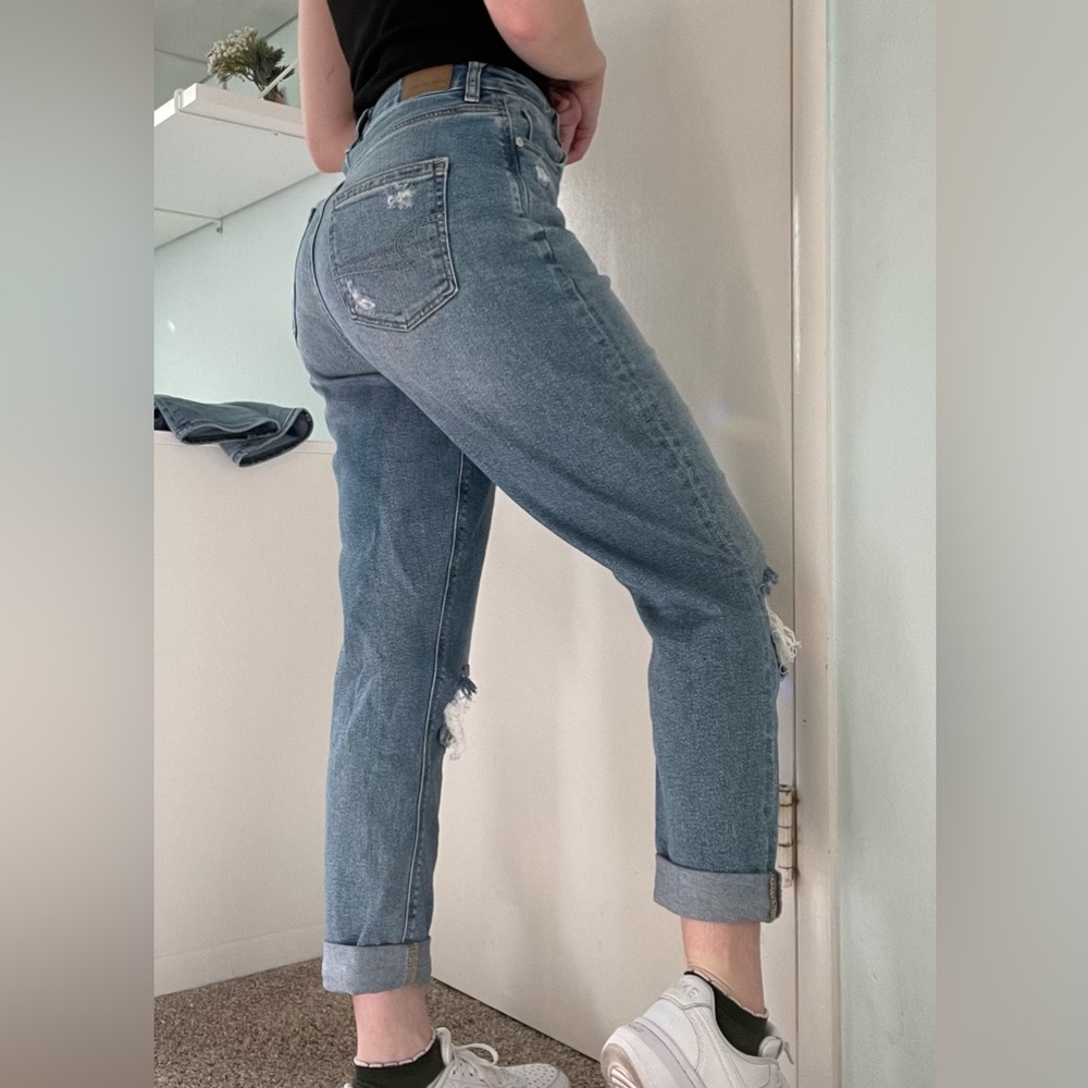 AE Stretch Ripped Curvy Mom Jean | Size 4